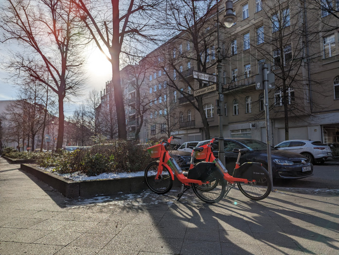 Das Pixel 7 Pro versucht, die H&auml;user etwas dunkler darzustellen, wobei es zu Farbver&auml;nderungen kommt. (Bild: Tobias K&ouml;ltzsch/Golem.de)